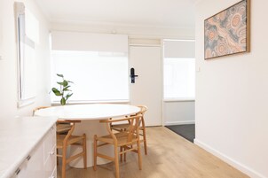 Tabla de planchar con plancha, wifi gratis y ropa de cama