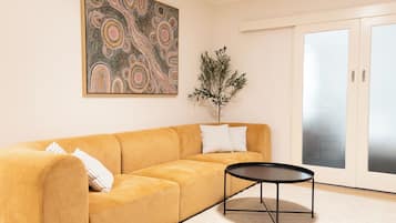 Suite familiar, 2 habitaciones, no fumadores, cocina básica (Family Unit) | Tabla de planchar con plancha, wifi gratis, ropa de cama