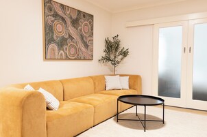 Tabla de planchar con plancha, wifi gratis y ropa de cama