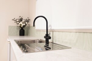 Tabla de planchar con plancha, wifi gratis y ropa de cama