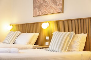 Tabla de planchar con plancha, wifi gratis, ropa de cama