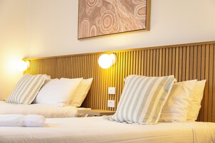 アイロン / アイロン台、WiFi (無料)、ベッドシーツ