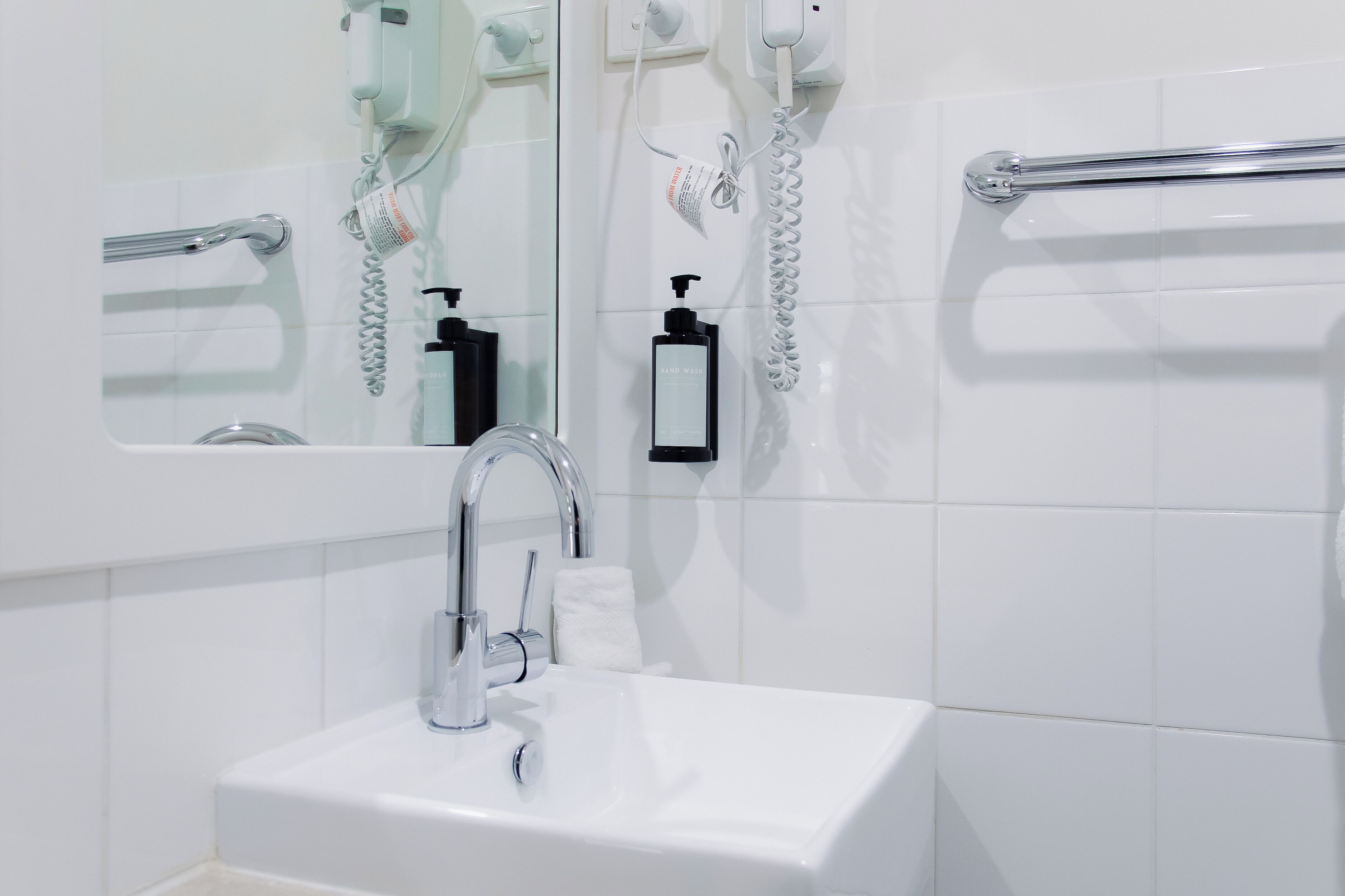 Buồng tắm vòi sen, đồ dùng nhà tắm miễn phí, máy sấy tóc, khăn tắm 