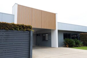 Tabla de planchar con plancha, wifi gratis y ropa de cama