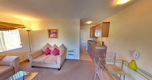 Standard Suite, 1 Bedroom, Non Smoking, Kitchenette (with Spa 2+) | Living area | TV - Tresori Motor Lodge (Akaroa)