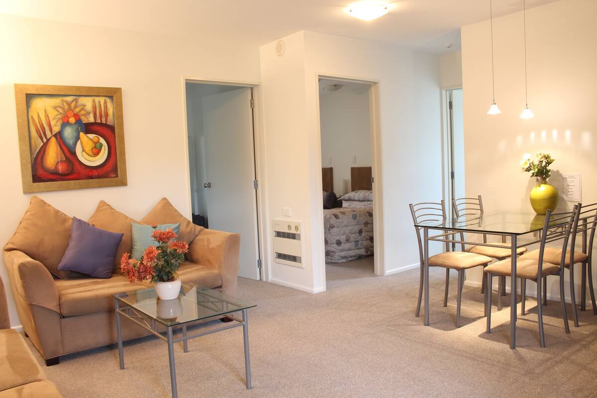 標準套房, 2 間臥室, 非吸煙房, 簡易廚房 (Apartment) | 起居區 | 電視