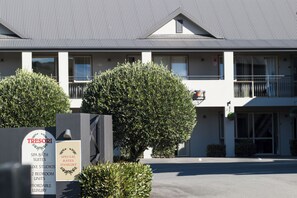 Un hotel con un cartel anunciando tarifas especiales.