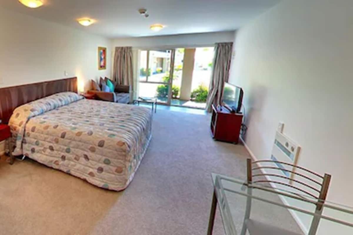 Een strijkplank/strijkijzer, babybedden, gratis wifi, beddengoed