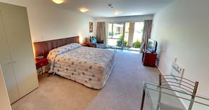 Iron/ironing board, cots/infant beds, free WiFi, bed sheets - Tresori Motor Lodge (Akaroa)