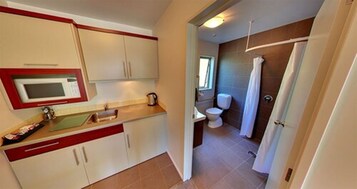 Standard Studio, Non Smoking, Kitchenette (King Studio with Shower) | Private kitchenette | Coffee/tea maker, electric kettle