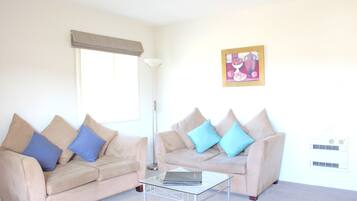 Standaard suite, 1 slaapkamer, niet-roken, kitchenette (with Spa 2+) | Woonkamer | Een televisie