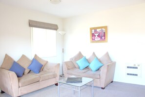 Standard Suite, 1 Bedroom, Non Smoking, Kitchenette (with Spa 2+) | Living room | TV - Tresori Motor Lodge (Akaroa)