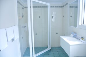 Phòng Tiêu chuẩn, không hút thuốc (Twin) | Phòng tắm | Buồng tắm vòi sen, đồ dùng nhà tắm miễn phí, máy sấy tóc, khăn tắm 