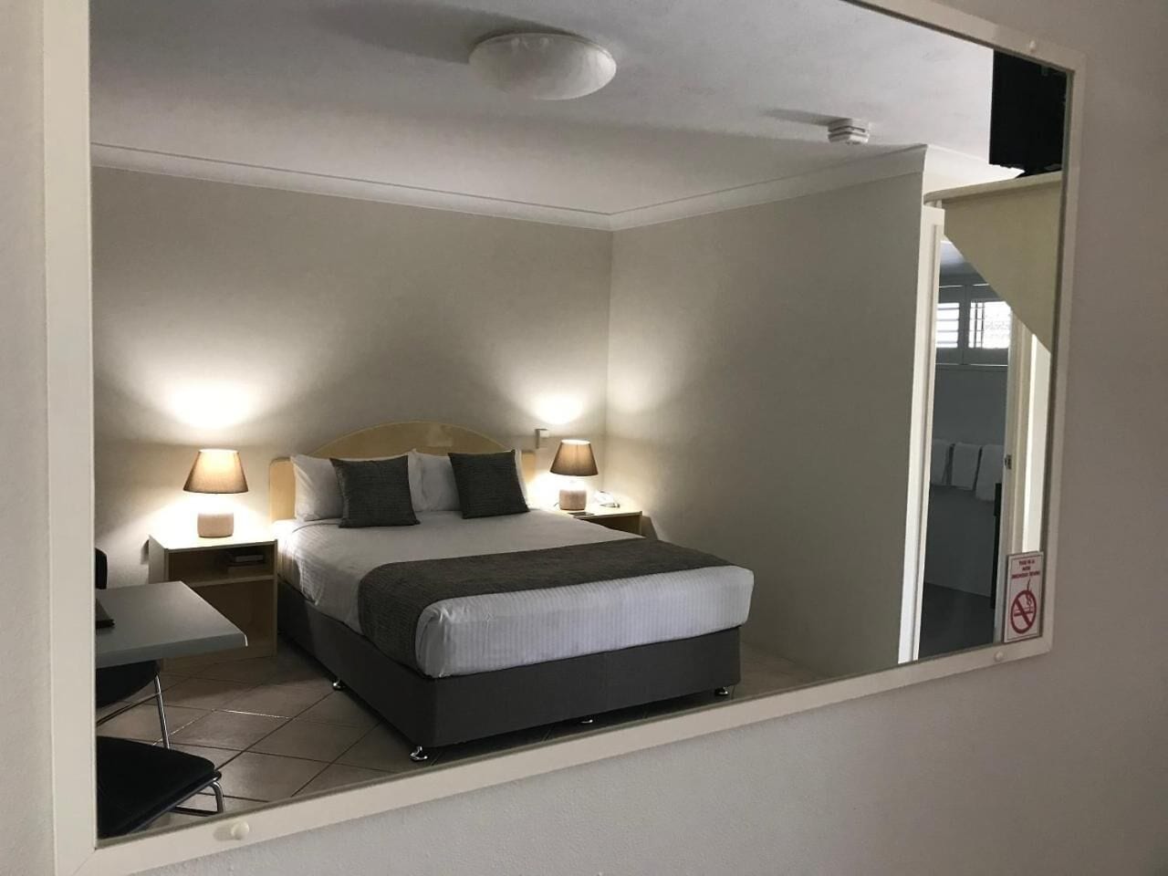 طراز فريد لكل وحدة ومكتب ومساحة عمل للكمبيوتر المحمول ومكواة/لوح كي