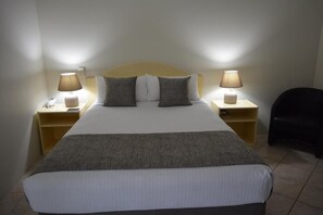 Individually furnished, desk, laptop workspace, iron/ironing board - Rocky Gardens Motor Inn (Allenstown)