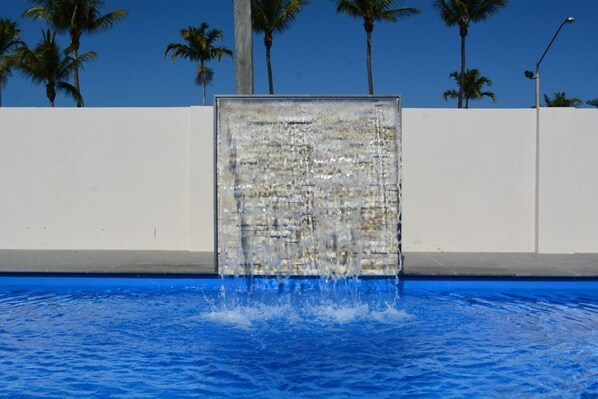 Outdoor pool - Rocky Gardens Motor Inn (Allenstown)