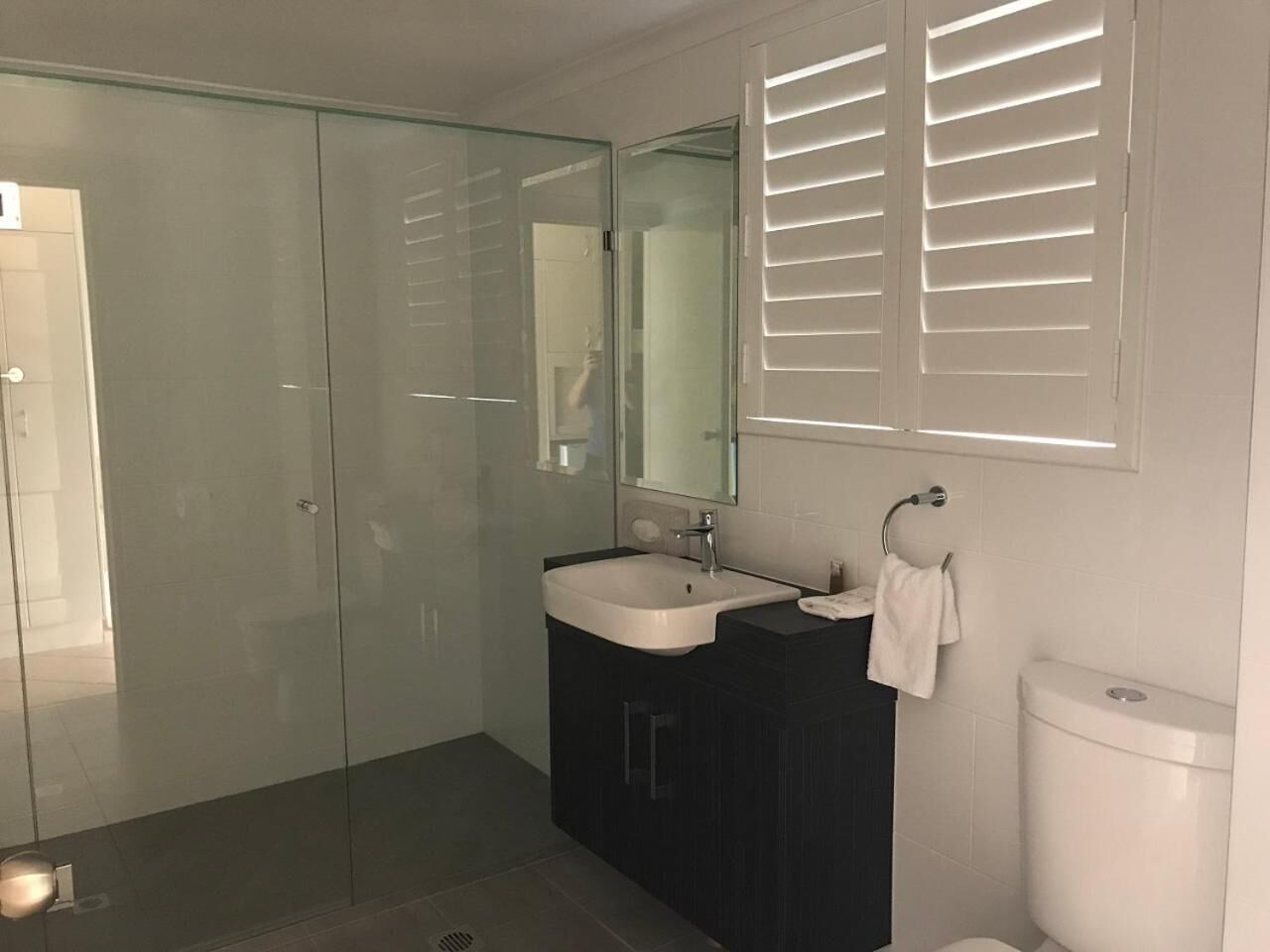 Chuveiro, produtos de toalete grátis, secador de cabelo 