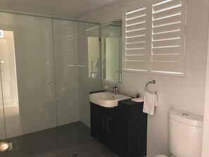 Shower, free toiletries, hair dryer, towels - Rocky Gardens Motor Inn (Allenstown)