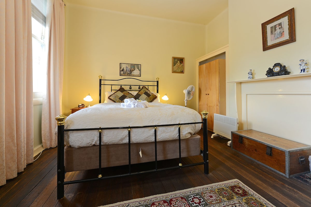Standaard suite, 1 slaapkamer, gedeelde badkamer (Queen Suite) | Een bureau, een strijkplank/strijkijzer, gratis wifi, beddengoed