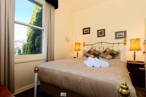 家庭套房, 2 間臥室, 非吸煙房, 露台 (Veranda Family Ensuite) | 書桌、熨斗/熨衫板、免費 Wi-Fi、床單