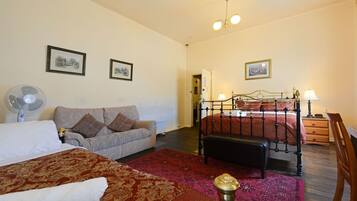 Meja, seterika/papan seterika, Wi-fi percuma, cadar katil