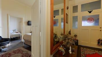 Een bureau, een strijkplank/strijkijzer, gratis wifi, beddengoed