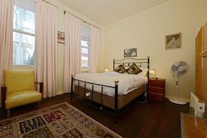 Desk, iron/ironing board, free WiFi, bed sheets - Edinburgh Gallery Bed & Breakfast (Hobart)