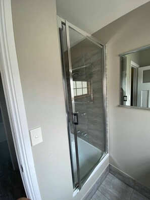 Free toiletries, hair dryer, towels - Edinburgh Gallery Bed & Breakfast (Hobart)