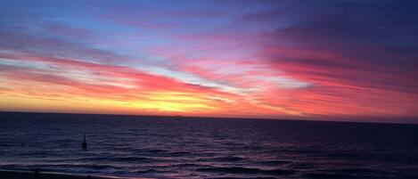 Di pantai, pasir putih