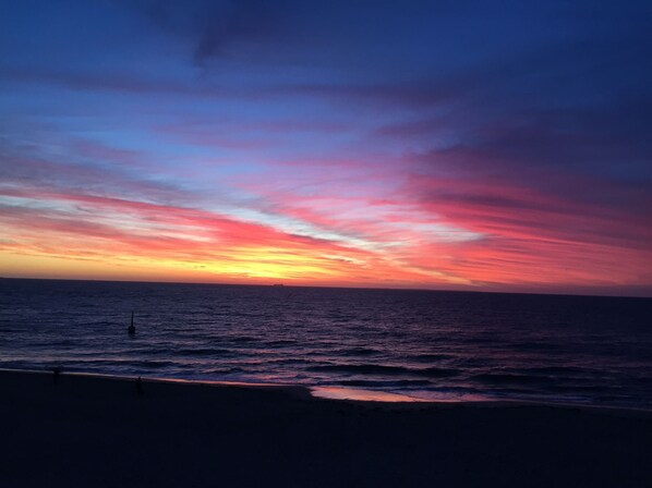 على الشاطئ، رمال بيضاء