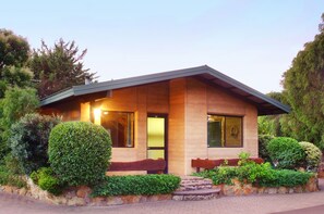 2 عدّة غرف نوم ومكواة/لوح كي وأسرّة أطفال/رضّع (مجانًا) وملاءات أسرّة