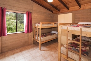 Suíte (Rammed Earth) | 2 quartos, ferros/tábuas de passar roupa, berços grátis, roupa de cama