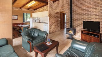 Suite (Rammed Earth) | Sala de estar | Televisión de pantalla plana, chimenea y reproductor de DVD