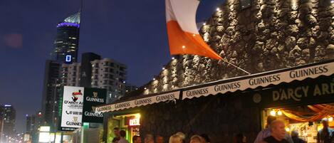 Façana frontal de l'allotjament (vespre/nit)