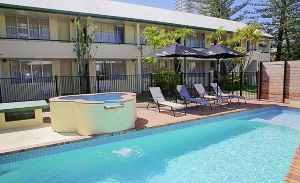 Outdoor pool - Darcy Arms Motel (Surfers Paradise)