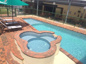 Outdoor pool - Darcy Arms Motel (Surfers Paradise)