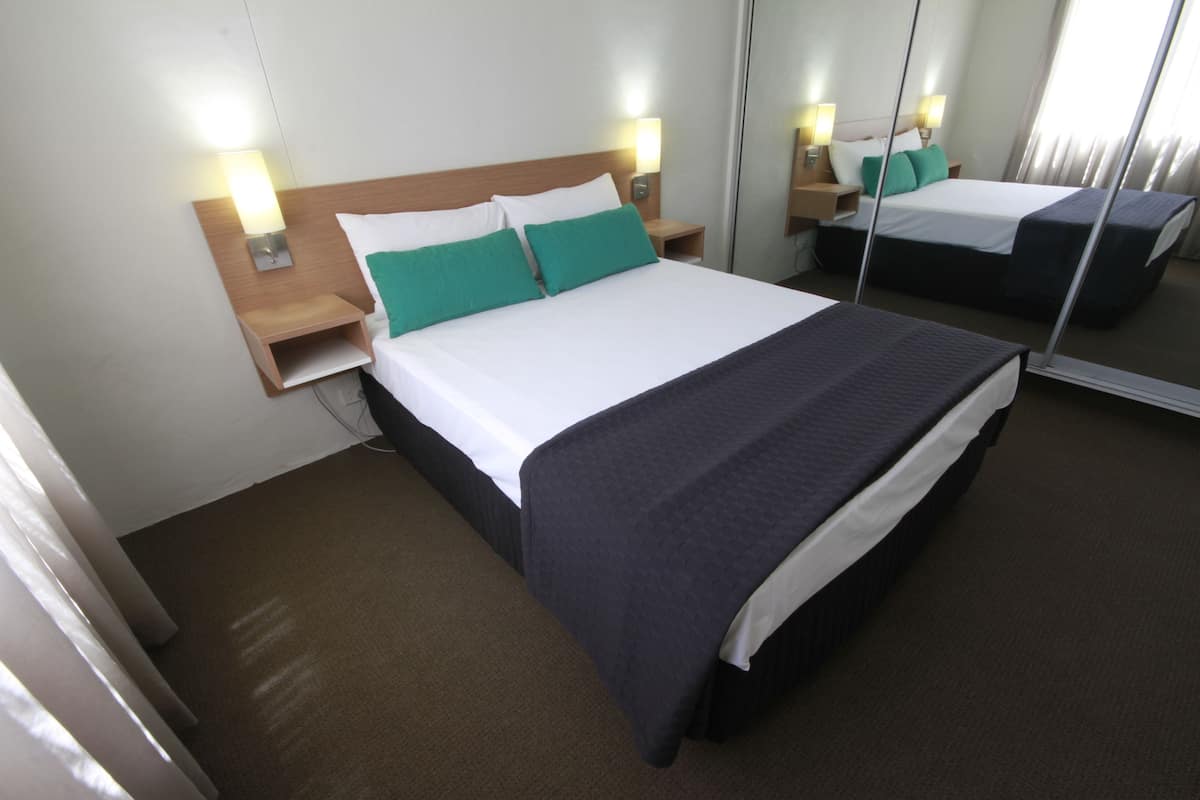 Familien-Suite, 2 Schlafzimmer, Nichtraucher | 2 Schlafzimmer, Schreibtisch, Bügeleisen/Bügelbrett, Zustellbetten