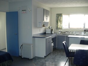Full-size fridge, microwave, stovetop, coffee/tea maker - Tutukaka Coast Motor Lodge (Ngunguru)