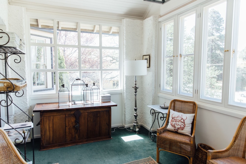 Lindsay House by null