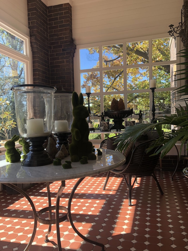 Lindsay House by null