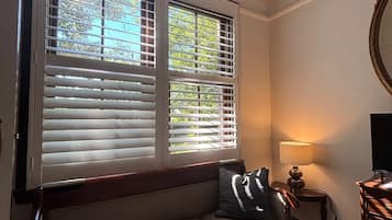 Individually furnished, laptop workspace, iron/ironing board, free WiFi