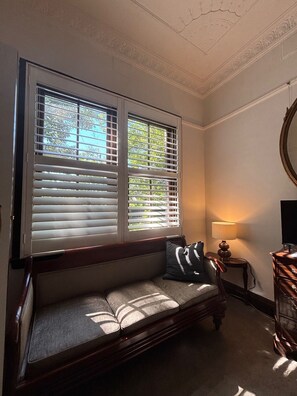 Individually furnished, laptop workspace, iron/ironing board, free WiFi