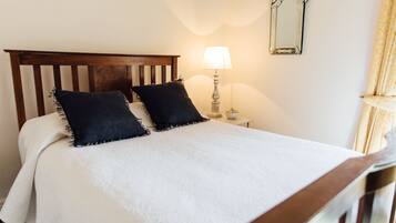 Habitación estándar con 1 cama matrimonial o 2 individuales, 1 cama matrimonial, para no fumadores | Muebles diferentes y espacio para trabajar con laptop