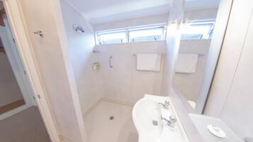 Shower, free toiletries, towels