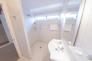 Dusche, kostenlose Toilettenartikel, Handtücher