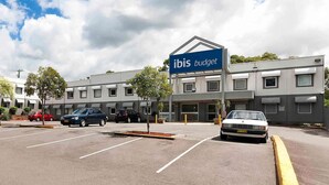 A building with a sign reading "ibis budget." - Ibis Budget Newcastle (Wallsend)