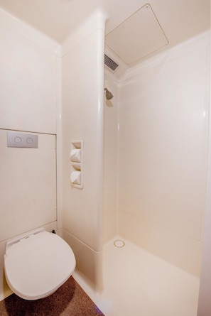 Standard Room (One Queen and One bunk) | Bathroom