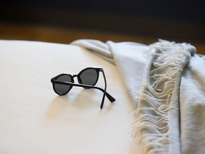 Quarto standard, 1 cama Queen | Roupas de cama premium, escrivaninha, ferros/tábuas de passar roupa