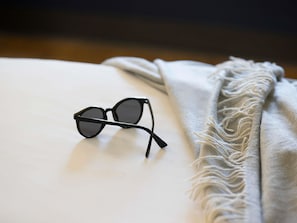 Quarto standard, 1 cama Queen | Roupas de cama premium, escrivaninha, ferros/tábuas de passar roupa