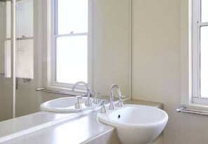 Shower, free toiletries, hair dryer, towels - NRMA Victor Harbor Beachfront Holiday Park (Victor Harbor)